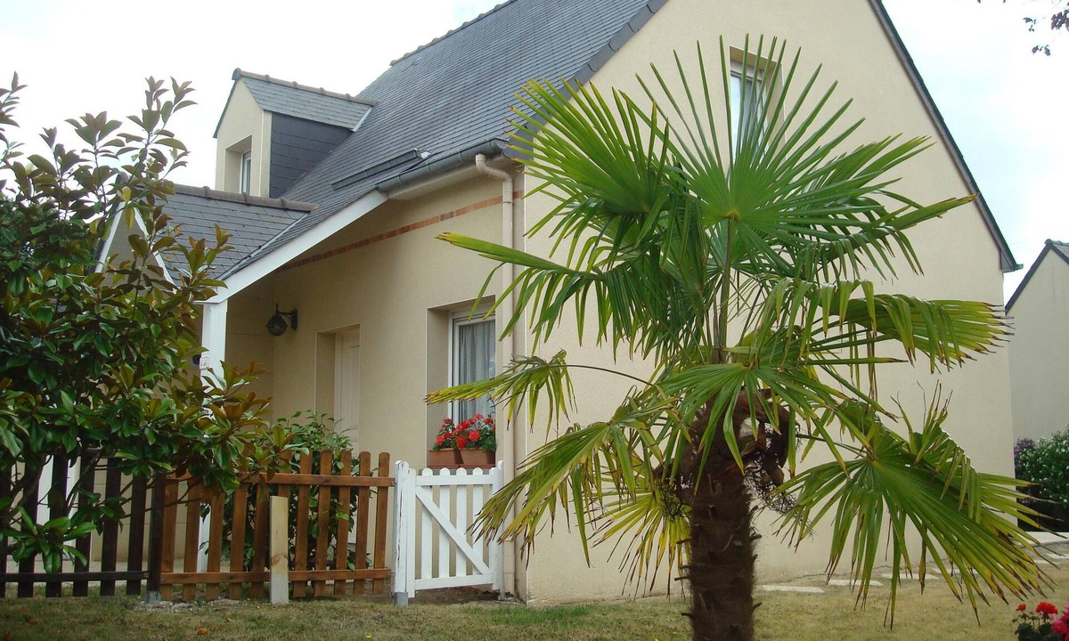 La Richardais House | House on the heights of Dinard, 900 m from the beach in a quiet subdivision.