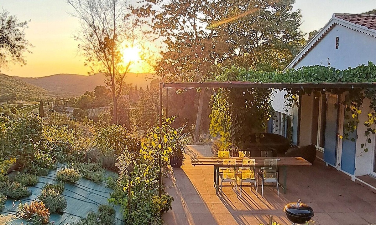 Le Beausset House | House with jacuzzi, splendid view over valley and vineyards, 15 mins from the sea.