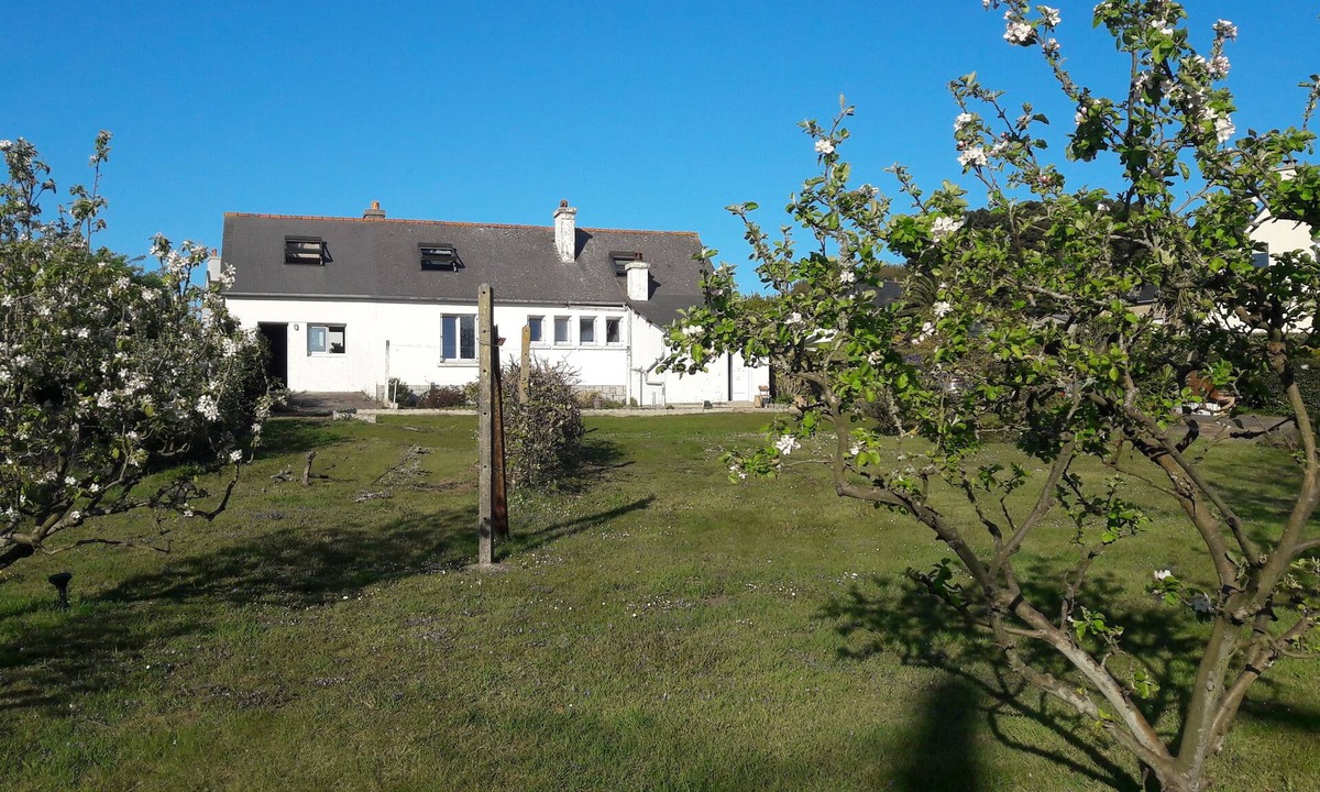 Trevou-Treguignec House | House with large garden ideally located 5 minutes walk from Trestel beach