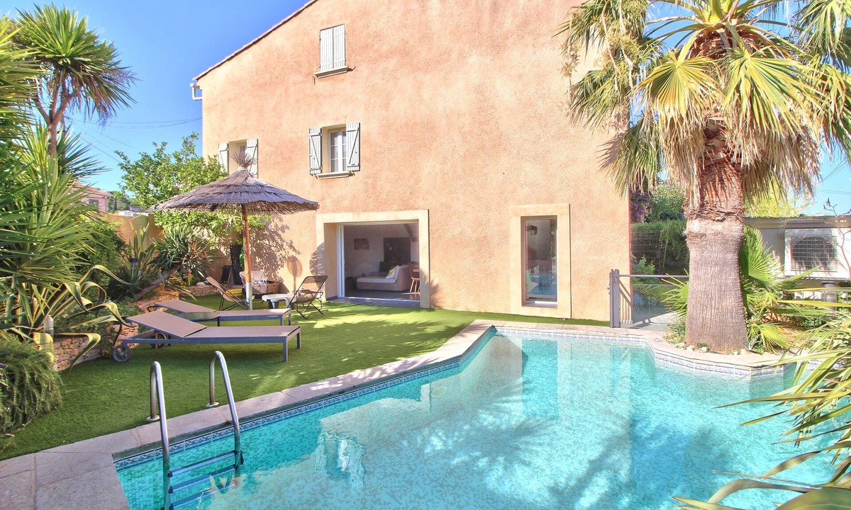 Cuers House | House with swimming pool and garden 4 bedrooms 8 pers. large living room 2 bathrooms