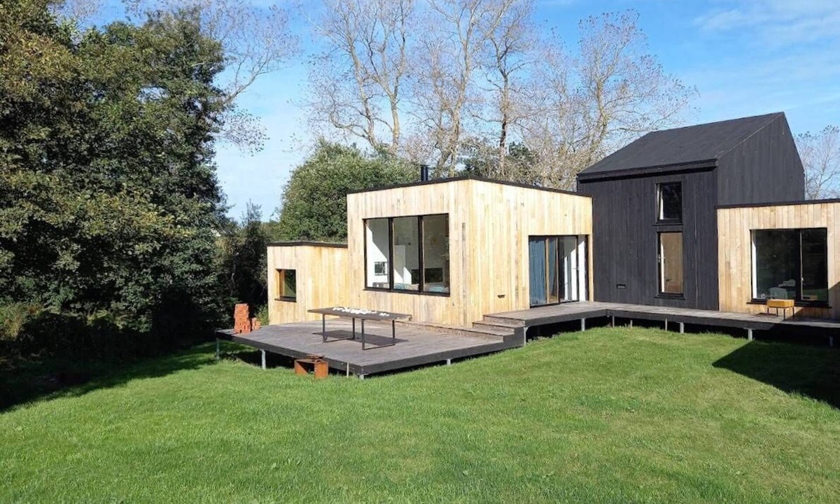Perros-Guirec House | House with WIFI, garden, 900m from the beach of Trestraou in PERROS-GUIREC