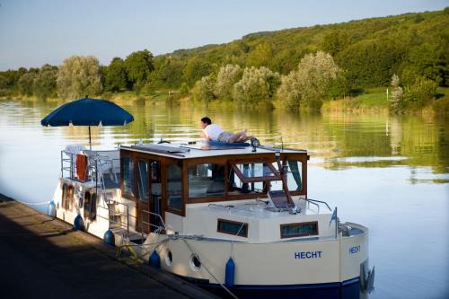 Niderviller Boat Rental | Houseboats at Niderviller Marina by Kuhnle-Tours
