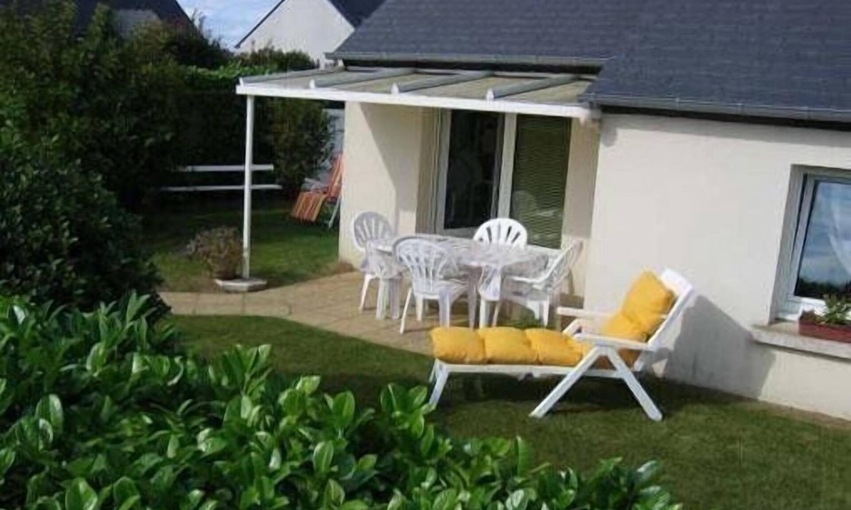 Saint-Quay-Portrieux House | in St Quay Ptx: single storey house facing south, enclosed grounds. WIRELESS