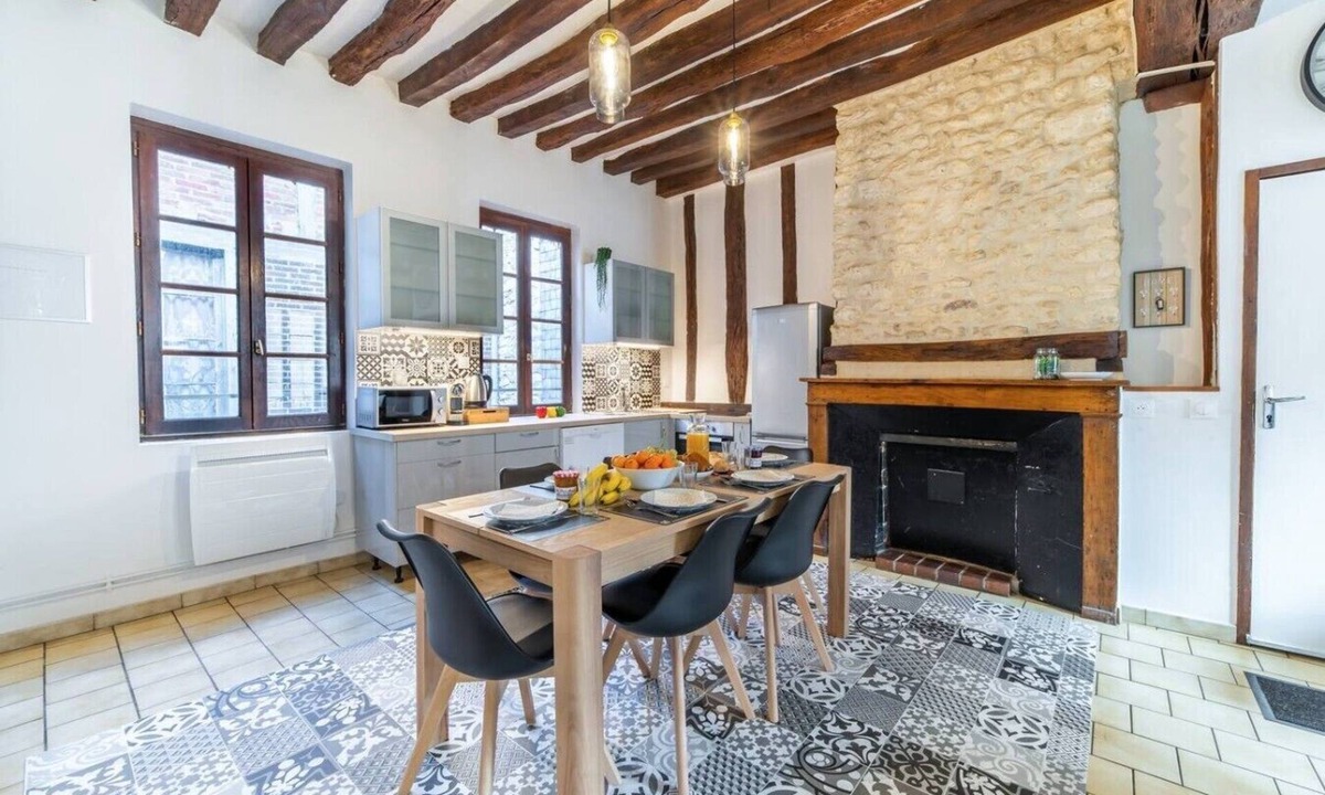 Joigny Apartment | In the heart of Joigny - 9 people