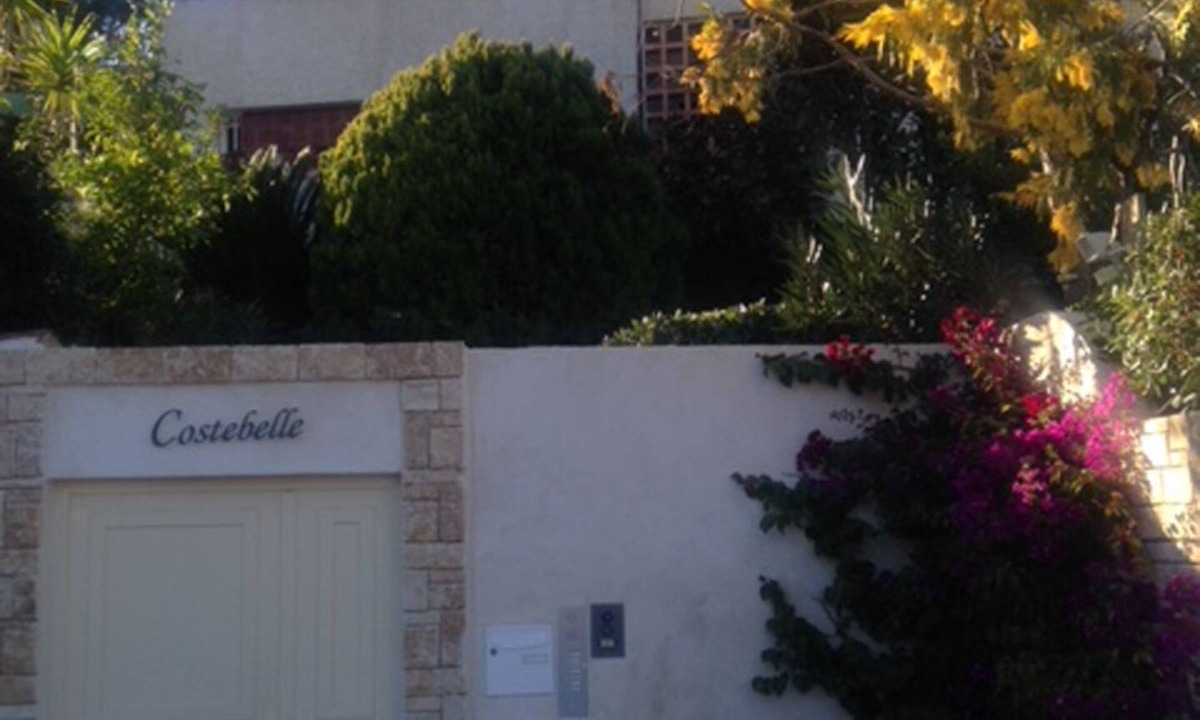 Cassis Apartment | In villa center, air-conditioned, T3 80 M2 terrace/garden + parking 4/5 people