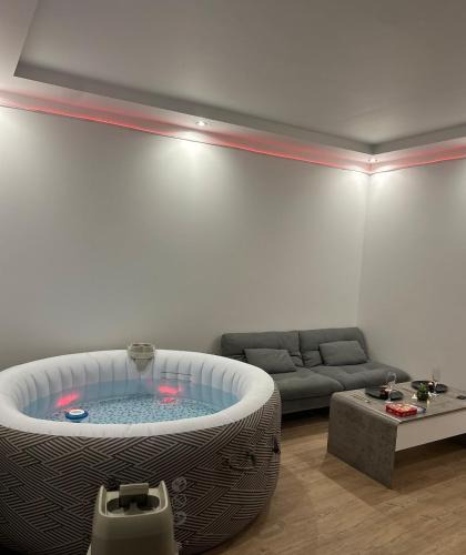 Essey-les-Nancy Apartment | Jacuzzi Privé & Cinéma - Suite Romantique