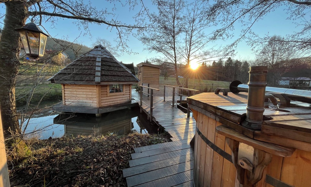Mesnil Sous Les Cotes Cabin | Kota room with wood-heated Finnish spring-water bath