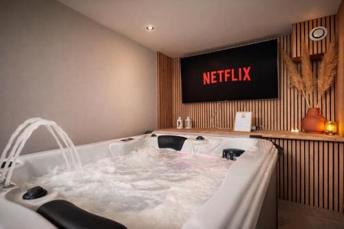 Cintegabelle Hotel | L'Amaryllis, suite romantique Jacuzzi et Parking