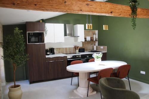 Quartier Administrations Apartment | L escale Antique