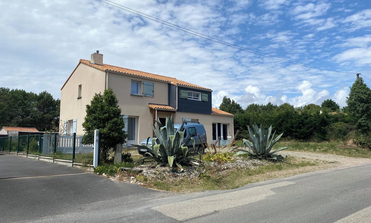 La Bernerie-en-Retz House | La Baie family home with garden on the Jade coast