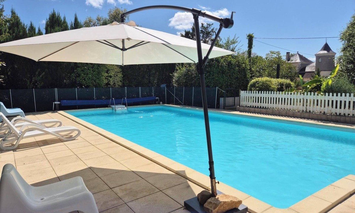 La Boissiere-d’Ans House | La Barge – Charming Apartment with Shared Pool in the Heart of the Château