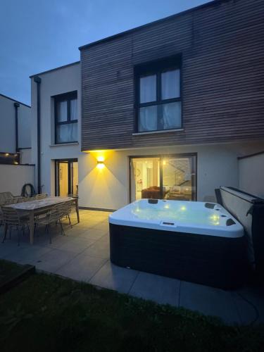 Amneville Villa | La Bulle Dorée Luxury private Jacuzzi House 4 BR Tourist center