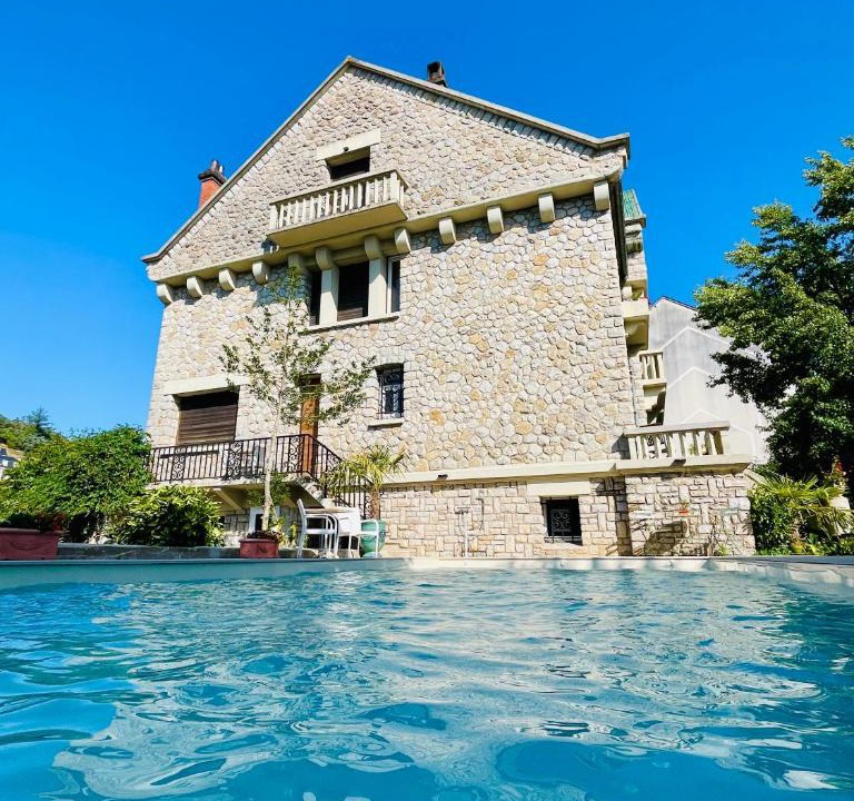 Espalion House | La Maison au toit vert