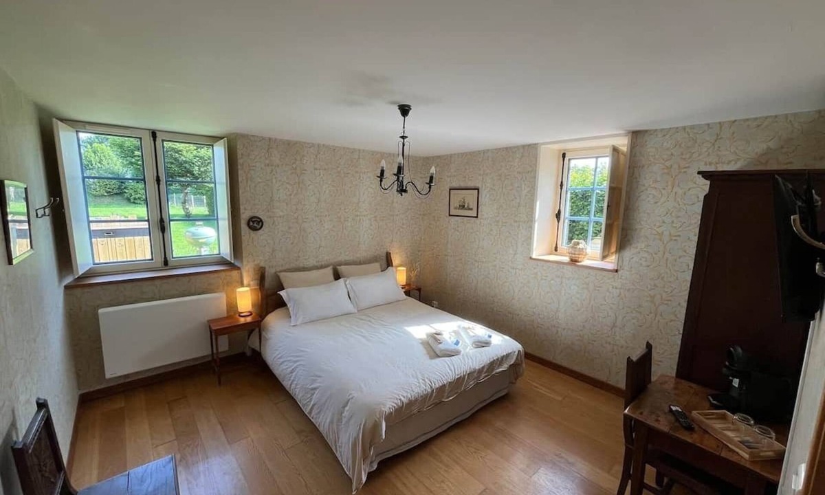 Saint-Remy-du-Plein Bed & Breakfast | La Maison d'Odette: the Two Rooms