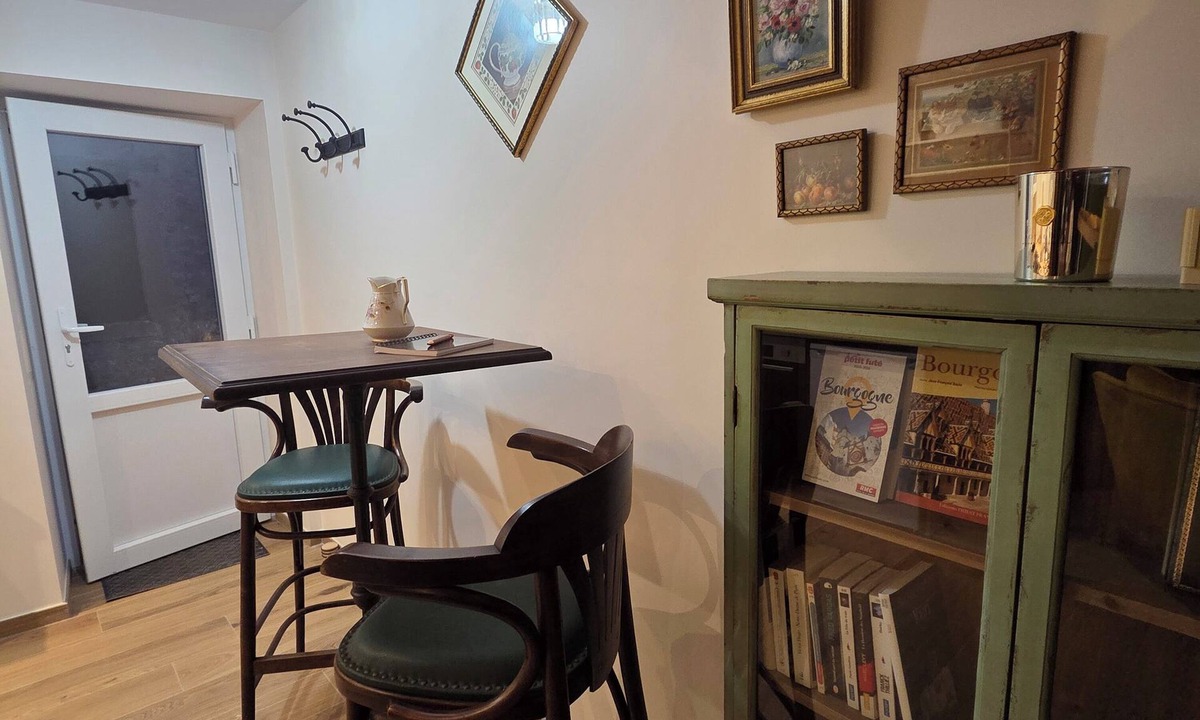 Fontenay-pres-Chablis Apartment | La Petite Preuse, a small Chablis with jacuzzi