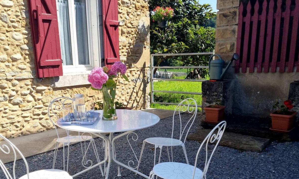 Igon House | La petite Maison Rouge, Charm and Nature in Béarn