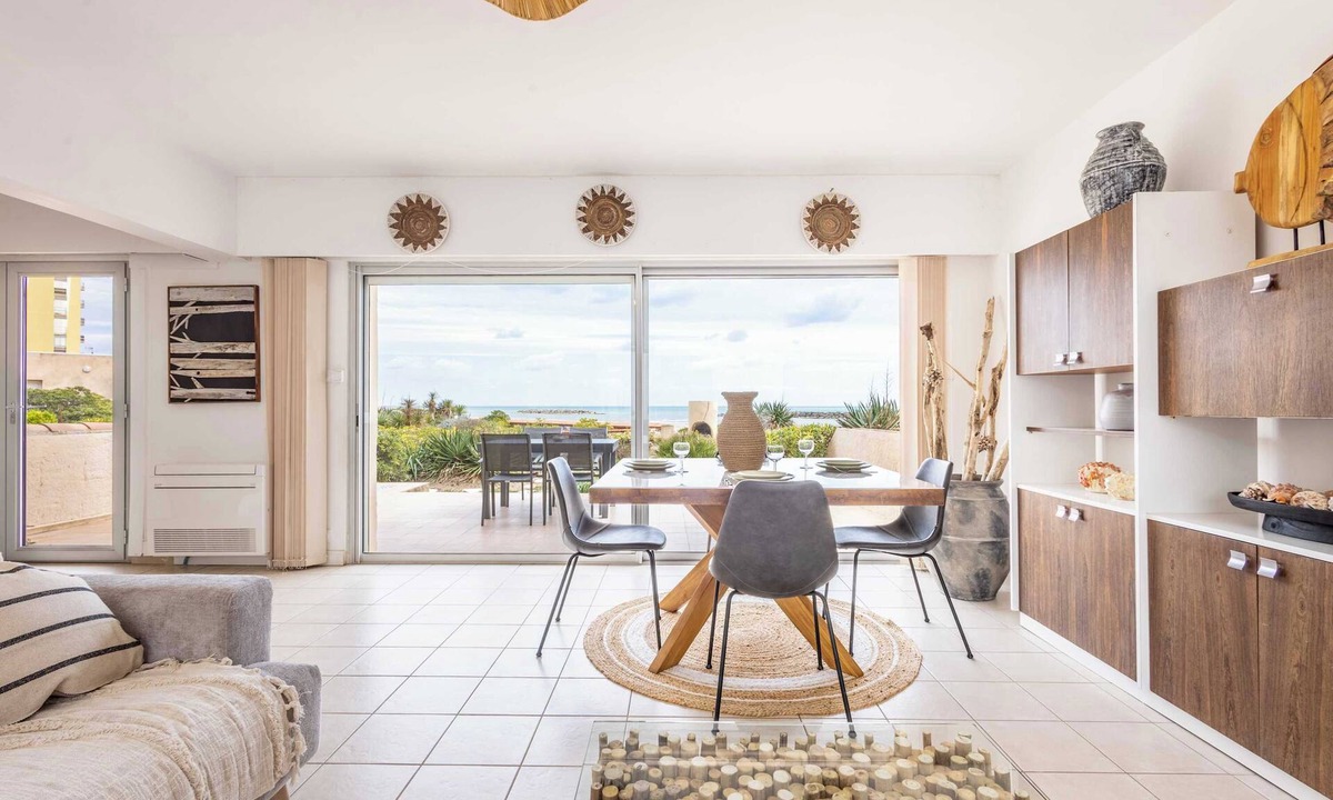 Valras-Plage Villa | La Plage – Beachfront Villa with Sea View and Private Garden