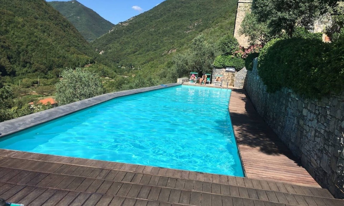 Colletta House | La Scala Sleeps 4 with Mountain Views