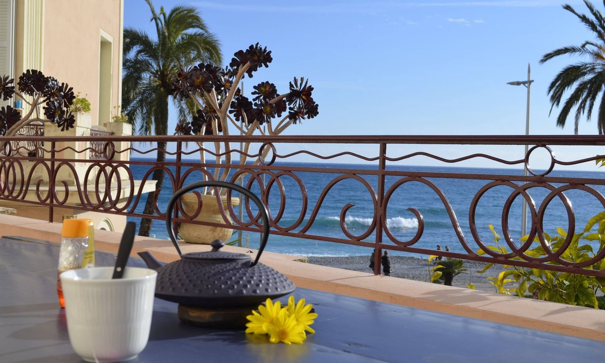 Old Town Apartment | La Terrasse du Soleil:Fantastic 3-bd apt with sundeck facing the beach!