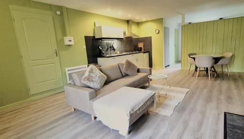 Seuzey Apartment | La Tulipe, ruime adult-only gîte met tuin en zwembad, Seuzey