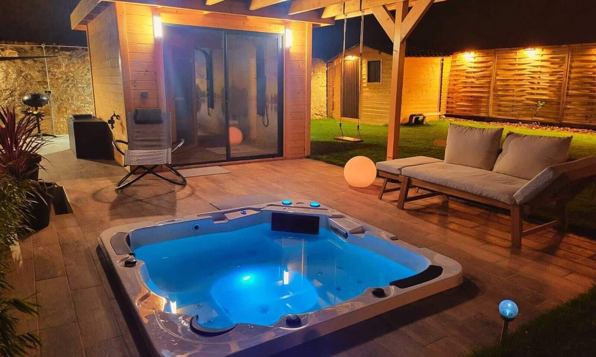 Montigny-Lencoup Villa | La Villa Aliénor - Spa and Cineroom