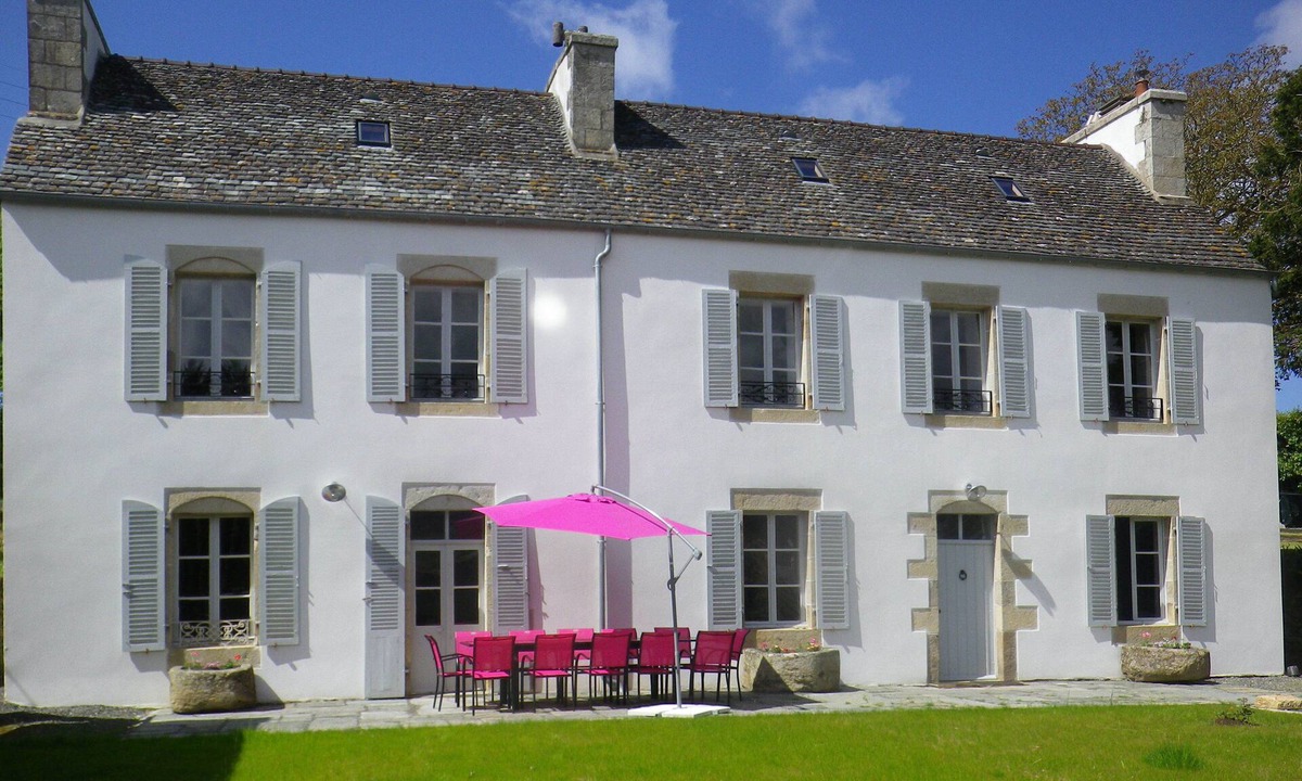 Plestin-les-Greves House | Large character gîte 2 kms from the sea, close to shops and in a quiet location.