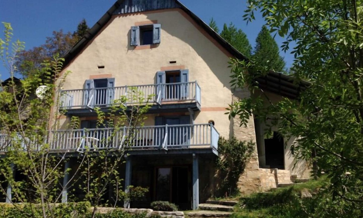 Colmars Ski Chalet | Large & Cosy Chalet in Alpes de Haute Provence, with chimney, piano & garden!