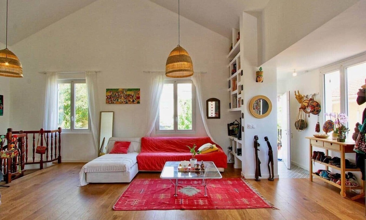 Saint-Barnabe Villa | Large house in a quiet neighborhood with a pool