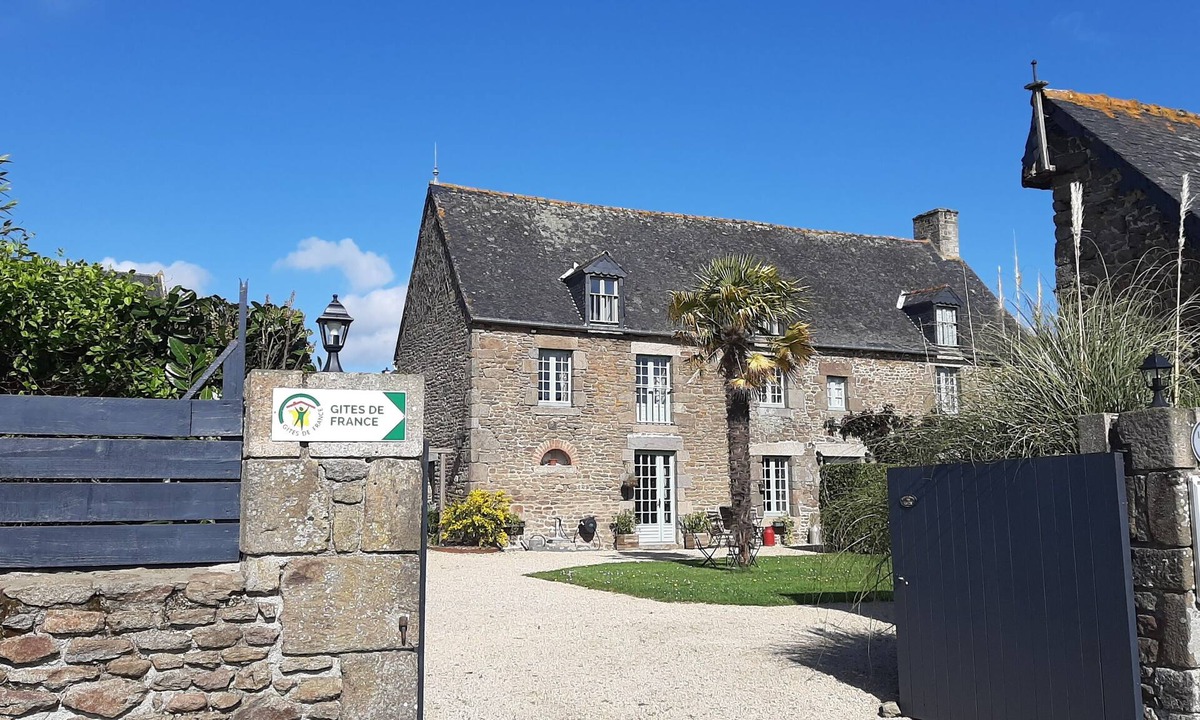 Saint-Helen House | Large house, sleeps 12, shared pool.