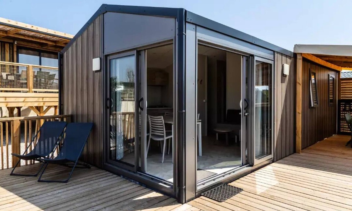 Messery House | Large Premium 4-Room Mobile Home for 6 People, Air-Conditioned + TV