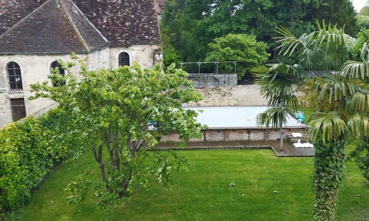 Bray-sur-Seine House | Large vacation home with a garden and pool