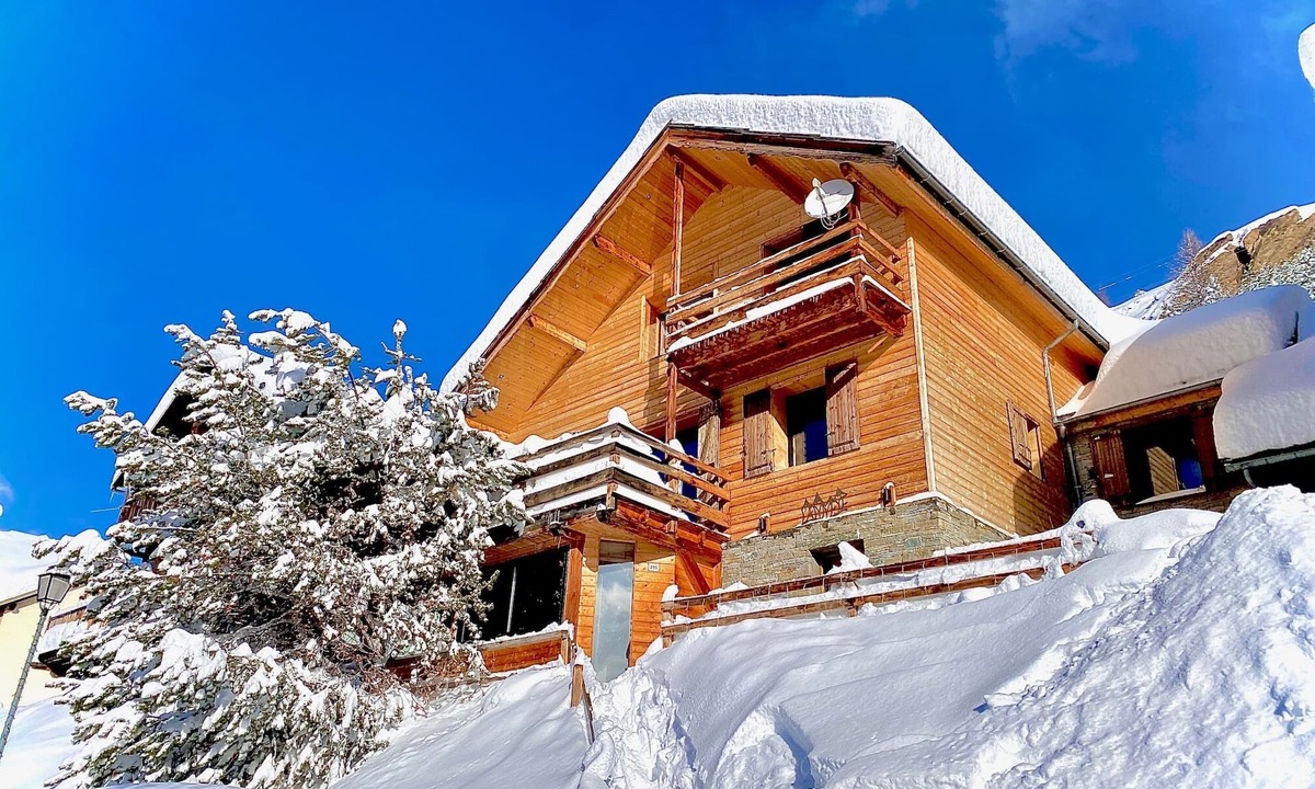 Molines-en-Queyras Ski Chalet | Large, welcoming chalet with Jacuzzi