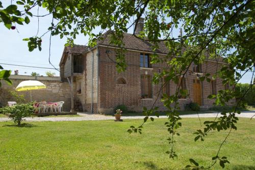 Bucey-en-Othe House | Le bas du buisson fermé