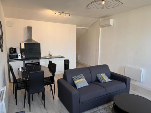 Castelsarrasin Apartment | LE DALLAS - 1 chambre, 1 canapé-lit, 1er étage, parking, 10min Canal du Midi