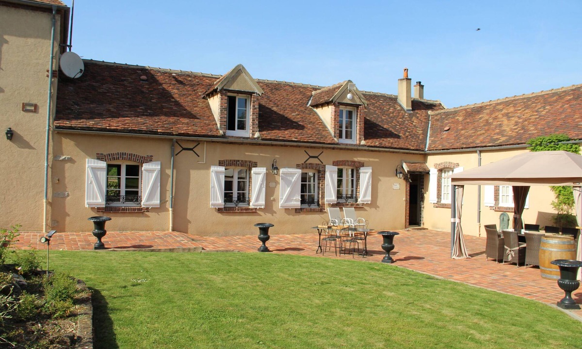 Villeneuve-sur-Yonne Villa | Le Manoir de Flandres