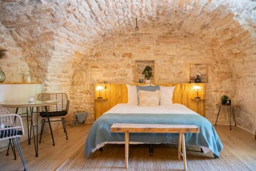 Le Garn Bed & Breakfast | Le Mas de la Pouzolle - Chambre en cave voutée avec petit déjeuner