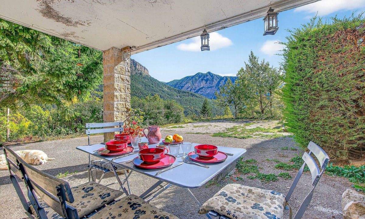 Beauvezer House | Le Montagn'art Cottage with Mountain View, Shared Terrace, and Wi-Fi