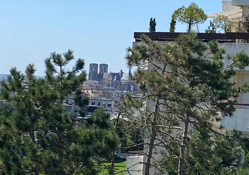 Reims Apartment | Le Mun,3 étoiles-T2-60m2-balcon-parking-wifi-linge-produits-face à la gerdarmerie-vue cathedrale
