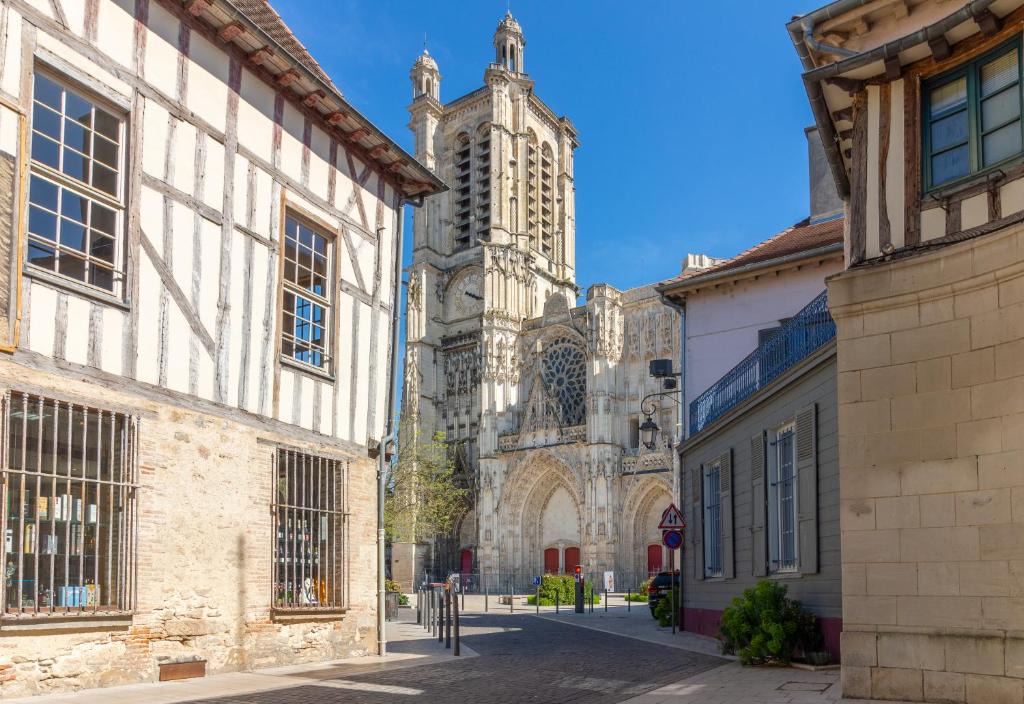 Old Town Apartment | Le Parvis Saint-Pierre, parking gratuit, appartement familial, emplacement privilégié au pied de la cathédrale