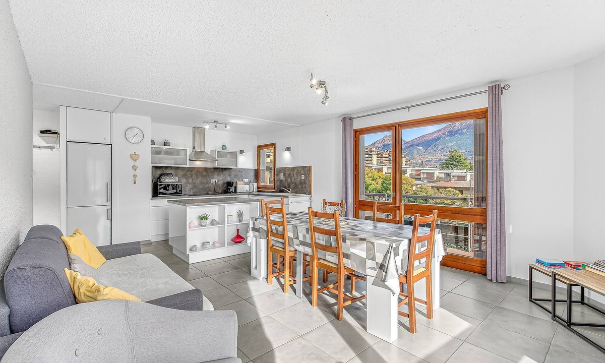 Embrun Apartment | Le Plein Ciel, with Lake View and Wi-Fi