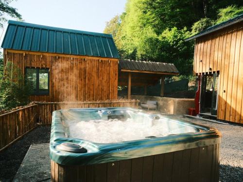 Bertren Ski Chalet | Le Refuge du Milan - Bus anglais avec jacuzzi 5 personnes