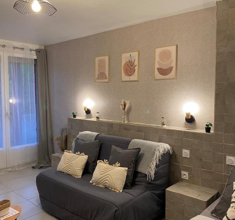 Sainte-Savine Apartment | Le Spacieux - T1 Moderne et Cosy