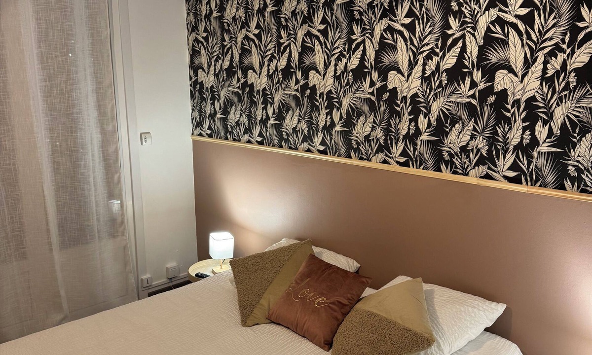 Morlaix Apartment | Le tiamo, studio in Morlaix with view of the port and viaduct