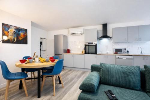 Brienon-sur-Armancon Apartment | Le Trilou - By BEST KEYS - Triplex Totalement Climatisé 3 Chambres - Lit King Size - Smart TV Canal Plus & Amazon Prime - Cuisine Équipée - Télétravail - Proche Centre & Canal de Bourgogne - Check-in Autonome