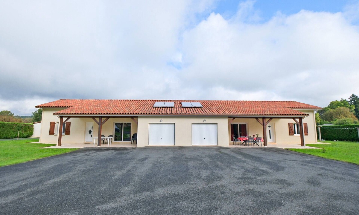 Savignac-les-Eglises House | L’Enclos – House with Air Conditioning and Shared Pool in Savignac-les-Églises