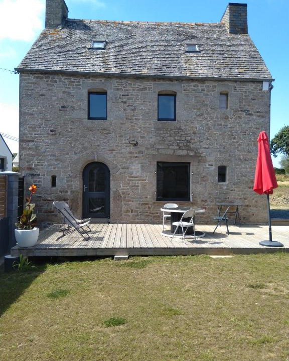 Ploumilliau House | Les charmantes pierres percées