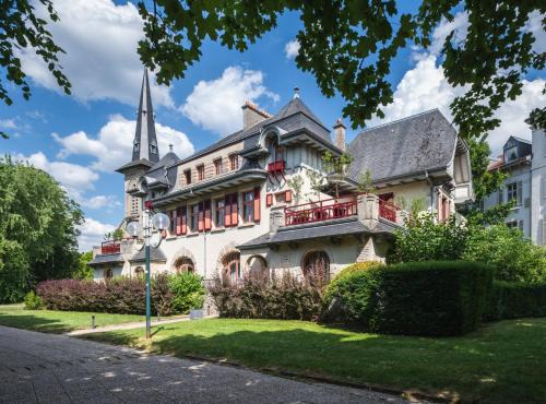 Vittel House | Les Villas du Parc - Chambres d'hôtes AMBROISE & GERMAINE - Meublé 5 étoiles VILLA MARIE 2 à 5 chambres