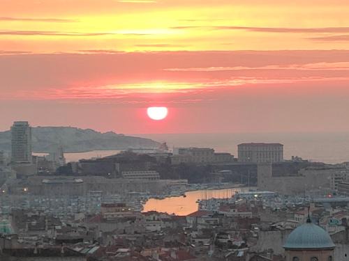 Thiers Apartment | Loft terrasse vue mer au coeur de Marseille
