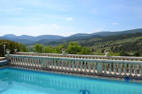 Trigance Hotel | Logis Hôtel Le Vieil Amandier