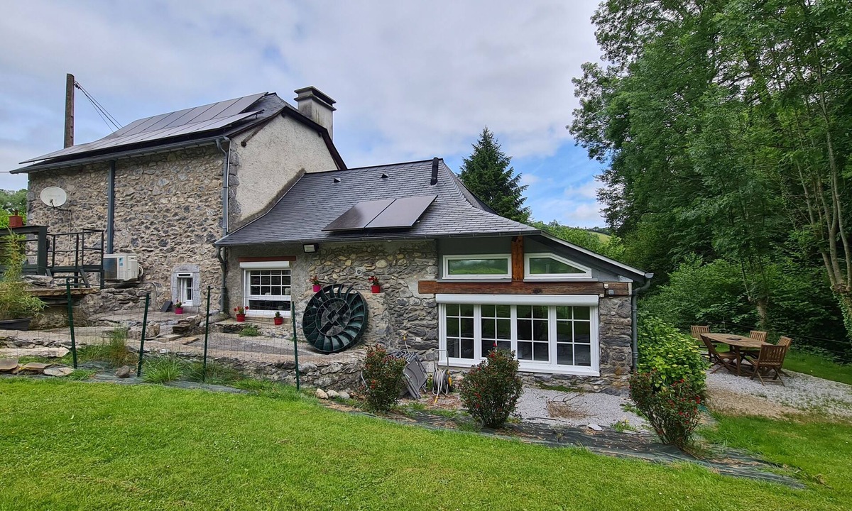 Louvie Juzon House | Lou Mouli Dous Amiscs*Moulin de 1399.charm and authenticity.pets accepted